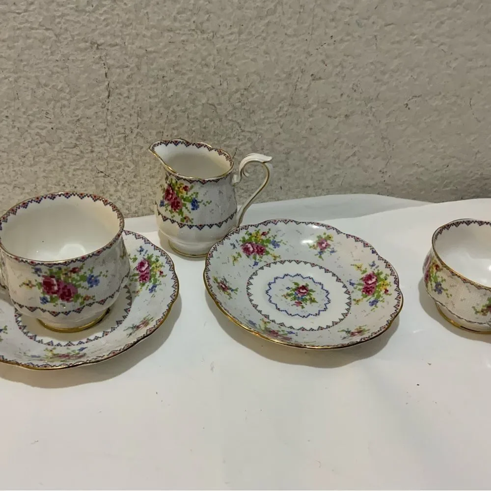 Set 6VINTAGE ROYAL ALBERT FINE BONE CHINA PETIT POINT PATTERN TEA CUP & saucers